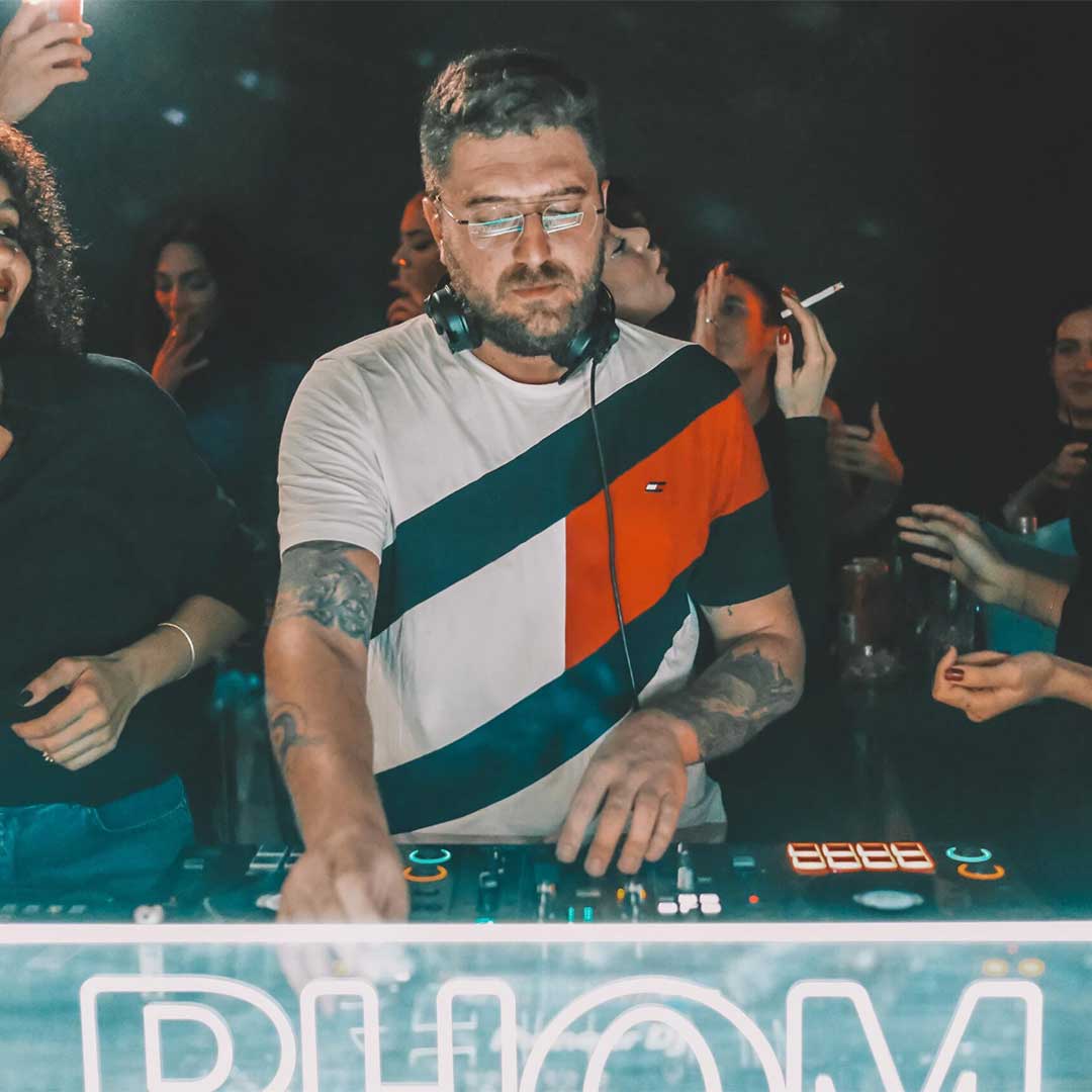 Düğün DJ Performansı, Artı Bir Orkestrası