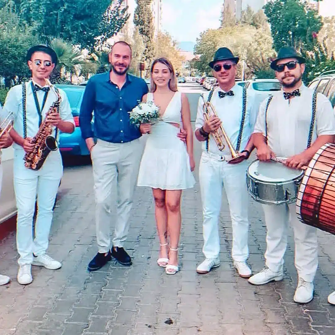 Gelin Alma Bandosu, Artı Bir Orkestrası